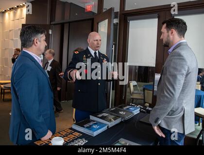 220324-N-PC620-0026 OXON HILL, MD — Joint Task Force Civil Support Chief of Staff Colonel Christopher Caldwell, Center, spricht während des Joint Civil and DoD CBRN-Symposiums des Defense Strategies Institute am National Harbor in Maryland am 24. März 2022 mit Partnern aus der Industrie über die Modernisierung der Ausrüstung. Auf dem 10. Jährlichen Gemeinsamen CBRN-Symposium des DSI für zivile und DoD kamen Experten aller Regierungs- und Militärebenen zusammen, um ihre Rolle bei der Verhinderung des Erwerbs, der Verbreitung und der Reaktion auf den Einsatz chemischer, biologischer, radiologischer und nuklearer Waffen zu erörtern. JTF-CS LEITET CB Stockfoto