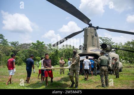 Mitglieder des 1. Bataillons der Joint Task Force-Bravo (JTF-B), 228. Aviation Regiment liefern Baulieferungen an Bürger, die in Manene, Panama, leben, am 24. März 2022 während der Übung Mercury III, einer von Panama geführten Übung für humanitäre Hilfe und Katastrophenhilfe. JTF-B entsandte mehr als 100 Mitarbeiter zur Unterstützung der Übung, die Bau- und medizinische Hilfsgüter in die Provinz Darien bringt. Stockfoto