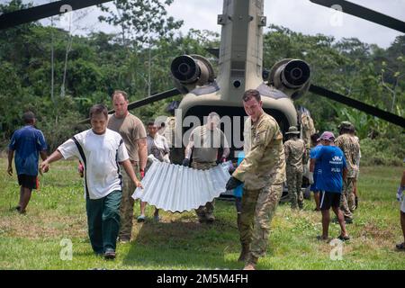 Mitglieder des 1. Bataillons der Joint Task Force-Bravo (JTF-B), 228. Aviation Regiment liefern Baulieferungen an Bürger, die in Manene, Panama, leben, am 24. März 2022 während der Übung Mercury III, einer von Panama geführten Übung für humanitäre Hilfe und Katastrophenhilfe. JTF-B entsandte mehr als 100 Mitarbeiter zur Unterstützung der Übung, die Bau- und medizinische Hilfsgüter in die Provinz Darien bringt. Stockfoto