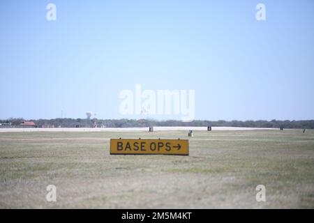 Ein T-38C Talon fliegt am 24. März 2022 auf der Joint Base San Antonio-Randolph AFB im Rahmen des jährlichen Freedom Flyer-Programms 48. Das Programm wurde von der 560. Fliegenden Trainingsschwadron moderiert und ehrt die Dienste und Opfer unserer Vietnam POW/MIA-Flugzeuge. Stockfoto