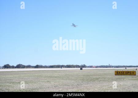 Ein T-38C Talon fliegt am 24. März 2022 auf der Joint Base San Antonio-Randolph AFB im Rahmen des jährlichen Freedom Flyer-Programms 48. Das Programm wurde von der 560. Fliegenden Trainingsschwadron moderiert und ehrt die Dienste und Opfer unserer Vietnam POW/MIA-Flugzeuge. Stockfoto