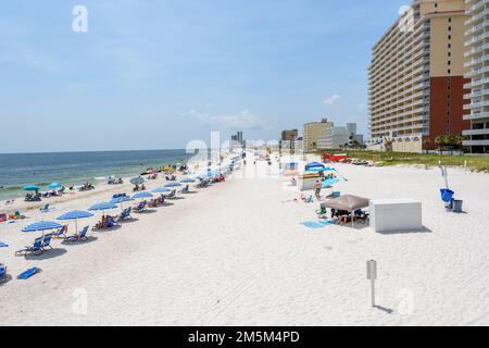 Gulf Shores Beach mit Touristen an einem sonnigen Tag, Gulf Coast, Alabama, USA Stockfoto