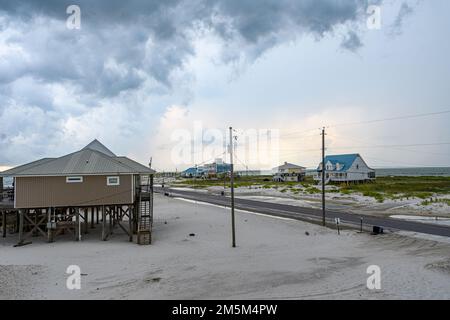 Strandferienhaus auf einer Sanddüne auf Dauphin Island, Alabama USA Stockfoto