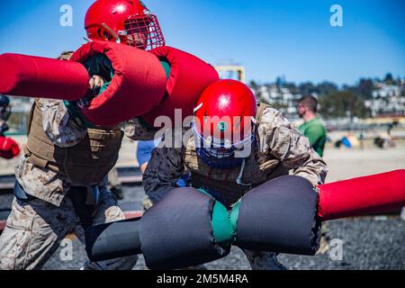 EIN US-AMERIKANISCHER Marine Corps Recruit bei Kilo Company, 3. Recruit Training Battalion, nimmt an einer Pugil-Sticks-Veranstaltung im Marine Corps Recruit Depot San Diego am 24. März 2022 Teil. Die Veranstaltung „Pugil Sticks“ wurde genutzt, um die Kenntnisse der Rekruten über die Techniken des Martial Arts Program des Marinekorps zu vermitteln. Stockfoto