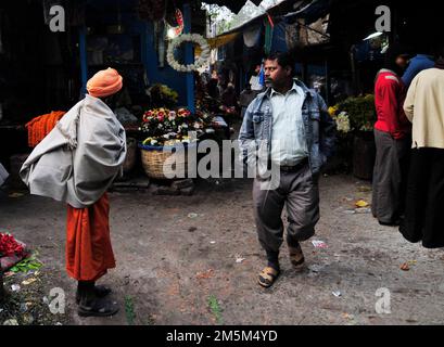 Ein Sadhu, der den Blumenmarkt am Malik Gheat in Kalkutta, Indien, besucht. Stockfoto