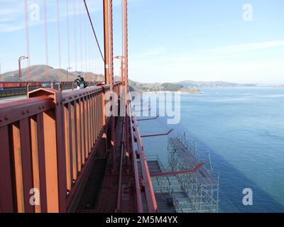 San Francisco, USA. 14. Dezember 2022. Die neue Selbstmordschutzvorrichtung befindet sich unter der Straße der Golden Gate Bridge. Die Golden Gate Bridge gilt als Magnet für Selbstmordopfer. Schätzungen der „Rail Bridge“ Foundation zufolge haben sich bereits fast 2.000 Menschen das Leben genommen, indem sie aus einer Höhe von knapp 70 Metern gesprungen sind. (Zu dpa-Korr 'Bold Technology in orange-Red - Construction of the Golden Gate Bridge before 90 years') Kredit: Barbara Munker/dpa/Alamy Live News Stockfoto