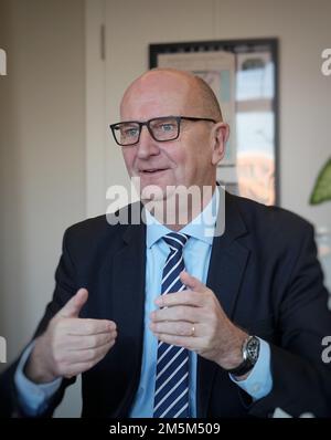 Potsdam, Deutschland. 27. Dezember 2022. Dietmar Woidke (SPD), Ministerpräsident Brandenburgs, spricht in seinem Büro im Staatskanzleramt während des traditionellen dpa-Interviews zum Jahresende. Kredit: Soeren Stache/dpa/Alamy Live News Stockfoto