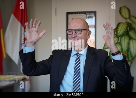 Potsdam, Deutschland. 27. Dezember 2022. Dietmar Woidke (SPD), Ministerpräsident Brandenburgs, spricht in seinem Büro im Staatskanzleramt während des traditionellen dpa-Interviews zum Jahresende. Kredit: Soeren Stache/dpa/Alamy Live News Stockfoto