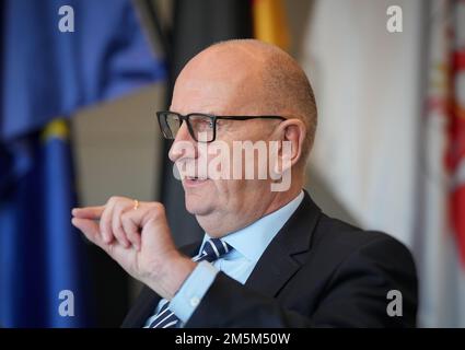 Potsdam, Deutschland. 27. Dezember 2022. Dietmar Woidke (SPD), Ministerpräsident Brandenburgs, spricht in seinem Büro im Staatskanzleramt während des traditionellen dpa-Interviews zum Jahresende. Kredit: Soeren Stache/dpa/Alamy Live News Stockfoto