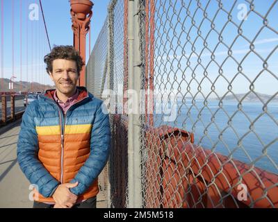 San Francisco, USA. 14. Dezember 2022. Der Sprecher des Bridge District Paolo Cosulich-Schwartz steht auf der Golden Gate Bridge. Majestätisch erstreckt sich die Golden Gate Bridge majestätisch über das „Golden Gate“, den Eingang zur San Francisco Bay. Als im Januar 1933 - vor 90 Jahren - der Boden gebrochen wurde, zweifelten viele an dem ehrgeizigen Projekt. Die Bauarbeiten sind heute noch im Gange. (Zu dpa-Korr 'Bold Technology in orange-Red - Construction of the Golden Gate Bridge before 90 years') Kredit: Barbara Munker/dpa/Alamy Live News Stockfoto