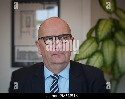 Potsdam, Deutschland. 27. Dezember 2022. Dietmar Woidke (SPD), Ministerpräsident von Brandenburg, fotografierte in seinem Büro in der Staatskanzlei während des traditionellen dpa-Interviews zum Jahresende. Kredit: Soeren Stache/dpa/Alamy Live News Stockfoto