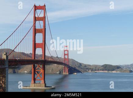 San Francisco, USA. 14. Dezember 2022. Majestätisch erstreckt sich die Golden Gate Bridge majestätisch über das „Golden Gate“, den Eingang zur San Francisco Bay. Als im Januar 1933 - vor 90 Jahren - der Boden gebrochen wurde, zweifelten viele an dem ehrgeizigen Projekt. Die Bauarbeiten sind heute noch im Gange. (Zu dpa-Korr 'Bold Technology in orange-Red - Construction of the Golden Gate Bridge before 90 years') Kredit: Barbara Munker/dpa/Alamy Live News Stockfoto