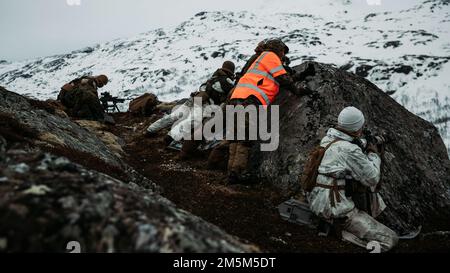 USA Marines greifen während der Übung Cold Response 2022, Norwegen, 24. März 2022 mit einer gegnerischen Truppe an. Die Marines sind beim 3. Bataillon, 6. Marineregiment, 2D. Division, II. Marine Expeditionstruppe. Übung Cold Response '22 ist eine alle zwei Jahre stattfindende norwegische nationale Bereitschafts- und Verteidigungsübung, die in ganz Norwegen stattfindet, unter Beteiligung jedes seiner Militärdienste sowie von 26 weiteren alliierten Nationen und regionalen Partnern der Nordatlantikvertrags-Organisation. Stockfoto
