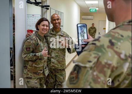 Oberfeldwebel der Luftwaffe Joanne S. Bass posiert mit Master Sgt. Anthony Flores, 380. Physiotherapeut der Expeditionary Medical Group, für ein Foto während ihres Besuchs auf dem Luftwaffenstützpunkt Al Dhafra, Vereinigte Arabische Emirate, 24. März 2022. Bass stellt die höchste konkurrierende Führungsebene dar und gibt als solche der konkurrierenden Truppe die Richtung vor und vertritt gegebenenfalls ihre Interessen gegenüber der amerikanischen Öffentlichkeit und denjenigen auf allen Regierungsebenen. Stockfoto