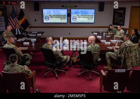 USA Christopher W. Grady, stellvertretender Vorsitzender der Stabschefs, Center Right, sitzt für einen US-amerikanischen Army Holistic Health and Fitness (H2F) Briefing mit Joint Base Langley-Eustis Führung bei JBLE, Virginia, 24. März 2022. Während des Treffens, US Armeebrig. Gen. John D. Kline, Center for Initial Military Training Commander, stellte eine Roadmap der Zukunft für die H2F und das Fitnesssystem vor. Stockfoto