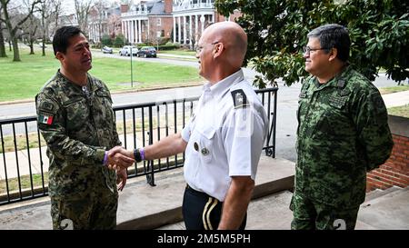 Die Inter-American Defense College Leadership begrüßt Contralmirante Francisco Javier Pérez, mexikanischer Marineattaché im Interamerikanischen Verteidigungsrat auf dem IADC-Campus in Ft. Lesley J. McNair, Washington, D.C., 24. März 2022. Während des Besuchs nahm Contralmirante Francisco Javier Pérez an einem Bürogespräch Teil, erhielt eine Einweisung in das College und nahm an einer Führung durch den Campus Teil. Im Rahmen des Besuchs erörterten Führungskräfte und Gäste die künftige Zusammenarbeit mit der IADC. Stockfoto