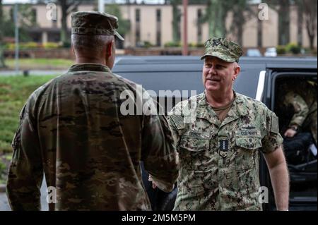 USA Christopher W. Grady, stellvertretender Vorsitzender der Stabschefs der Marine, schüttelt den USA die Hand Armeebrig. Gen. John D. Kline, Center for Initial Military Training Commander, Joint Base Langley-Eustis, Virginia, 24. März 2022. Während des Einsatzes konnte Grady das Hauptquartier des CIMT und des Training and Doctrine Commandements besuchen. Stockfoto