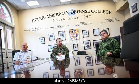 Die Inter-American Defense College Leadership begrüßt Contralmirante Francisco Javier Pérez, mexikanischer Marineattaché im Interamerikanischen Verteidigungsrat auf dem IADC-Campus in Ft. Lesley J. McNair, Washington, D.C., 24. März 2022. Während des Besuchs nahm Contralmirante Francisco Javier Pérez an einem Bürogespräch Teil, erhielt eine Einweisung in das College und nahm an einer Führung durch den Campus Teil. Im Rahmen des Besuchs erörterten Führungskräfte und Gäste die künftige Zusammenarbeit mit der IADC. Stockfoto