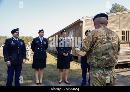 Haftbefehl-Officer Gary Edwards, der der Defence Academy of the United Kingdom in Shrivenham zugewiesen wurde, erläutert die Geschichte des Stalag Luft III in Zagan, Polen, 24. März 2022. Militärangehörige verschiedener Nationen nahmen an der Gedenkfeier der sogenannten „Großen Flucht“ Teil, einem Fluchtversuch, der von Flugzeugen der britischen Royal Air Force aus einem deutschen Kriegsgefangenenlager in Zagan während des Zweiten Weltkriegs inszeniert wurde und mit der Hinrichtung von 50 zurückgekommenen Gefangenen endete. Stockfoto