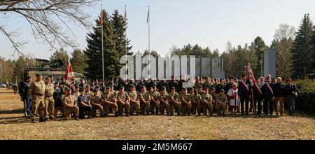 Britische, polnische und amerikanische Militärangehörige posieren während einer Gedenkveranstaltung in Zagan, Polen, am 24. März 2022 für ein Foto. Militärangehörige verschiedener Nationen nahmen an der Gedenkfeier der sogenannten „Großen Flucht“ Teil, einem Fluchtversuch, der von Flugzeugen der britischen Royal Air Force aus einem deutschen Kriegsgefangenenlager in Zagan während des Zweiten Weltkriegs organisiert wurde und mit der Hinrichtung von 50 zurückgekommenen Gefangenen endete. Stockfoto