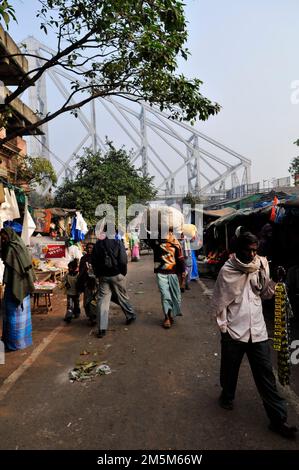 Mallick Ghat ist einer der größten Blumenmärkte in Asien. Szenen am frühen Morgen auf dem Markt in Kalkutta, Westbengalen, Indien. Stockfoto