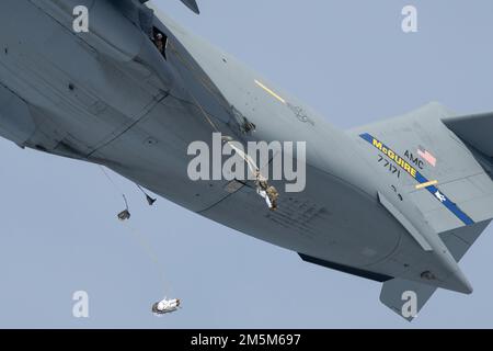 Fallschirmjäger der 4. Infanterie-Brigade-Kampfeinheit (Airborne), 25. Infanteriedivision, USA Army Alaska, springen Sie aus den USA Air Force C-17 Globemaster III über Malemute Drop Zone während des Flugtrainings auf der Joint Base Elmendorf-Richardson, Alaska, 24. März 2022. Armee- und Luftwaffeneinheiten bilden regelmäßig zusammen aus, um die Fähigkeit zur gemeinsamen Einsatzbereitschaft in einem arktischen Umfeld zu stärken und aufrechtzuerhalten. Die Flugbesatzung des 514. Air Mobility Wing, Joint Base McGuire-Dix-Lakehurst, New Jersey, leistete Luftunterstützung für die Ausbildung. Stockfoto