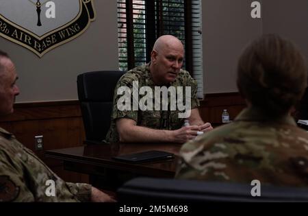 USA Christopher W. Grady, Vice Chairman der Joint Chiefs of Staff, spricht mit hochrangigen Führungskräften der Joint Base Langley-Eustis bei JBLE, Virginia, am 24. März 2022. Während dieses Besuchs konnte Grady das Military & Family Readiness Center und das Hauptquartier des Luftschutzkommandos besuchen. Stockfoto