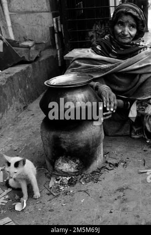 Eine obdachlose Bengalistin, die auf den Straßen von Kalkutta, Indien, lebt. Stockfoto