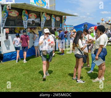 NEW ORLEANS, LA, USA - 29. APRIL 2022: AJ's Sno-Ball Stand beim New Orleans Jazz and Heritage Festival Stockfoto