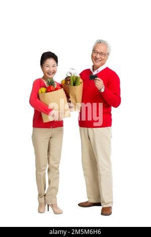 Ältere Paare mit einer Bankkarte in den Supermarkt einkaufen Stockfoto