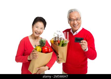 Ältere Paare mit einer Bankkarte in den Supermarkt einkaufen Stockfoto