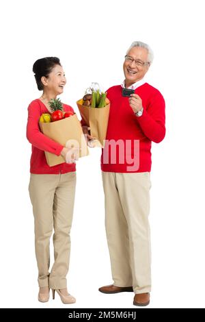 Ältere Paare mit einer Bankkarte in den Supermarkt einkaufen Stockfoto