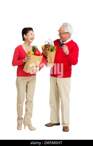 Ältere Paare mit einer Bankkarte in den Supermarkt einkaufen Stockfoto