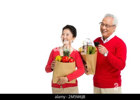 Ältere Paare mit einer Bankkarte in den Supermarkt einkaufen Stockfoto