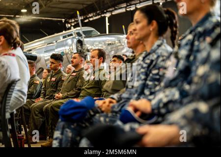 USA Air Force Airmen sitzen zusammen mit Mitgliedern der Australian Defence Force bei einer Zeremonie zum Kulturerbe auf der RAAF Base Amberley, Queensland, 24. März 2022. Die derzeit auf dem Luftwaffenstützpunkt Travis in Kalifornien stationierte 22. Luftwaffenstaffel feierte den 80. Jahrestag ihrer Gründung mit einem Besuch auf der RAAF-Basis Amberley vom 23. Bis 27. März 2022. Das Geschwader wurde am 3. April 1942 als 22. Transportgeschwader am Flughafen Essendon in Melbourne, Australien, gegründet, zeitgleich mit der Einrichtung mehrerer RAAF-Transportgeschwader. Der Besuch auf der RAAF-Basis Amberley erlaubte mir USAF-Personal Stockfoto