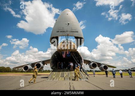 Mitglieder der Australian Defence Force reisen durch die USA Air Force C-5M Super Galaxy wurde der 22. Airlift-Geschwader auf dem Luftwaffenstützpunkt Travis, Kalifornien, während eines Besuchs auf dem Royal Australian Air Force Base Amberley, Australien, am 24. März 2022 zugeteilt. Die 22. JAHRE begehen den 80. Jahrestag ihrer Gründung mit einem Besuch der RAAF-Basis Amberley vom 23. Bis 27. März 2022. Das Geschwader wurde am 3. April 1942 als 22. Transportgeschwader am Flughafen Essendon in Melbourne, Australien, gegründet, zeitgleich mit der Einrichtung mehrerer RAAF-Transportgeschwader. Der Besuch der RAAF-Basis Amberley erlaubte USAF Stockfoto