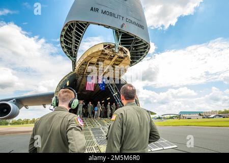 Mitglieder der Australian Defence Force reisen durch die USA Air Force C-5M Super Galaxy wurde der 22. Airlift-Geschwader auf dem Luftwaffenstützpunkt Travis, Kalifornien, während eines Besuchs auf dem Royal Australian Air Force Base Amberley, Australien, am 24. März 2022 zugeteilt. Die 22. JAHRE begehen den 80. Jahrestag ihrer Gründung mit einem Besuch der RAAF-Basis Amberley vom 23. Bis 27. März 2022. Das Geschwader wurde am 3. April 1942 als 22. Transportgeschwader am Flughafen Essendon in Melbourne, Australien, gegründet, zeitgleich mit der Einrichtung mehrerer RAAF-Transportgeschwader. Der Besuch der RAAF-Basis Amberley erlaubte USAF Stockfoto