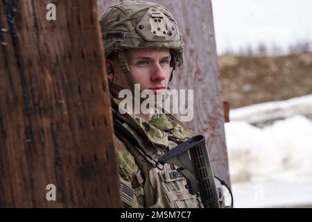 USA David Morrison, Fallschirmjäger der Hundefirma, 3. Bataillon, 509. Parachute Infanterie-Regiment, 4. Infanterie-Brigade-Kampfteam, 25. Infanterie-Division, USA Army Alaska, wartet darauf, dass er am 24. März 2022 Stressfeuer-Training auf dem Sportfeuergelände auf der Joint Base Elmendorf-Richardson, Alaska, durchführt. Die Soldaten der Dog Company wurden auf schnelle Feuerbereitschaft untersucht, während sie ein simuliertes Gefechtsfeldopfer sicher evakuierten, indem sie improvisierten Abfall von SKED und Kontakt über gefährlichen Schlamm und vereisten Boden brachen. (USA Air Force Photo/Justin Connaher) Stockfoto