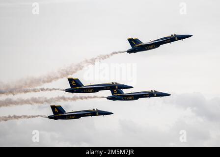 USA Navy Blue Angels F/A-18 Hornets führen Luftmanöver während des Tampa Bay AirFest am 25. März 2022 am MacDill Air Force Base, Florida, durch. Die Blue Angels spielten die Hauptrolle auf dem Air Festival, auf dem Künstler und Flugzeuge aus allen anderen Zweigen des Militärs mitspielten. Stockfoto