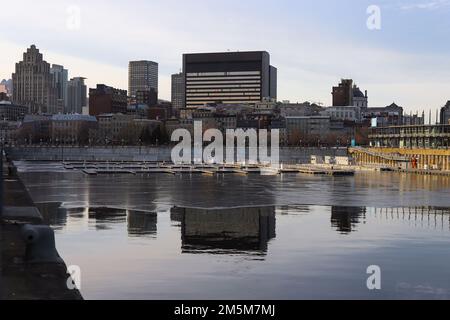 Straßen von Montreal im Winter. Der historische Teil der Innenstadt vom alten Hafen, Hafenpanorama. Stockfoto