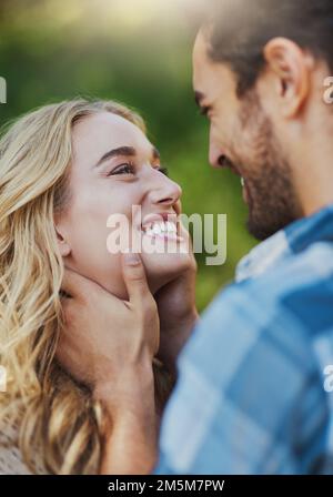 Herzen, die lieben, sind glücklich. Ein liebevolles junges Paar, das einen romantischen Moment draußen hat. Stockfoto