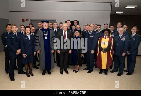 Der Air Force-Minister Frank Kendall ist Mitglied des Air Force Institute of Technology Leadership und der diesjährigen renommierten Absolventen vor der Abschlussfeier im National Museum of the U.S. Luftwaffe am Wright-Patterson Luftwaffenstützpunkt, Ohio, 24. März 2022. Kendall war Gastredner bei der Abschlussfeier. Stockfoto