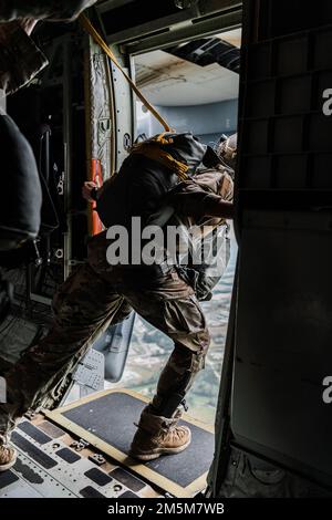 Ein Airman der 820. Base Defense Group führt Flugübungen durch, von einem HC-130J Combat King II, Moody Air Force Base, Georgia, 24. März 2022. Mitglieder des 820. BDG haben ihre Fähigkeiten als Sprungmeister/Fallschirmspringer erweitert, indem sie Türbündel und alternative Türausstiegsverfahren (ADEPT) 2. Stockfoto