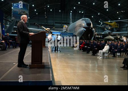 Der Air Force-Sekretär Frank Kendall spricht bei der Abschlussfeier des Air Force Institute of Technology im National Museum of the U.S. Luftwaffe am Wright-Patterson Luftwaffenstützpunkt, Ohio, 24. März 2022. Mehr als 200 fortgeschrittene technische Abschlüsse wurden an aktive Flugzeuge und zivile Mitarbeiter verliehen. Stockfoto