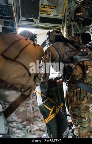 820. Base Defense Group Airmen und 23d Wing HC-130J Combat King II Rescue Loadmasters führen an Bord eines HC-130J Combat King II, Moody Air Force Base, Georgia, 24. März 2022 eine Schulung zum Ausstieg durch. Mitglieder des 820. BDG haben ihre Fähigkeiten als Sprungmeister/Fallschirmspringer erweitert, indem sie Türbündel und alternative Türausstiegsverfahren (ADEPT) 2. Stockfoto