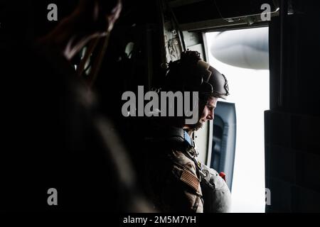 Die 820. Base Defense Group bereitet sich auf die Flugausbildung vor, an Bord eines HC-130J Combat King II, Luftwaffenstützpunkt Moody, Georgia, 24. März 2022. Mitglieder des 820. BDG haben ihre Fähigkeiten als Sprungmeister/Fallschirmspringer erweitert, indem sie Türbündel und alternative Türausstiegsverfahren (ADEPT) 2. Stockfoto