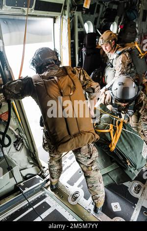 Flugzeuge der 820. Base Defense Group und des 23d Flügels führen an Bord eines HC-130J Combat King II, Moody Air Force Base, Georgia, 24. März 2022 eine Schulung zum Ausgang durch. Mitglieder des 820. BDG haben ihre Fähigkeiten als Sprungmeister/Fallschirmspringer erweitert, indem sie Türbündel und alternative Türausstiegsverfahren (ADEPT) 2. Stockfoto