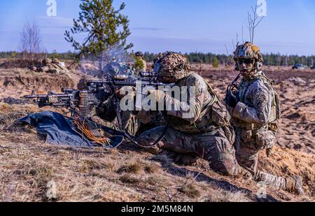 Fallschirmjäger mit 2. Bataillon, 503. Parachute Infanterie-Regiment, 173. Luftwaffe, führen in Riga, Lettland, in Verbindung mit der Übung Saber-Strike am 24. März 2022 ein Feuertraining durch. Saber Strike soll die Interoperabilität mit unseren NATO-Verbündeten verbessern und die regionalen Beziehungen stärken, die wir aufgebaut haben. Saber Strike ermöglicht es den NATO-Verbündeten, sich persönlich, beruflich, technisch und taktisch zu verbinden, um Synergieeffekte und eine kompetentere multinationale Kampftruppe zu schaffen. Die 173. Brigade ist die USA Noteinsatztruppe der Armee in Europa, PR Stockfoto