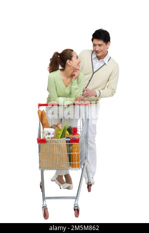 Gehen Sie mit jungen Liebhabern auf einen Einkaufswagen Stockfoto