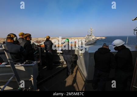 220324-N-HK187-1004 KOPENHAGEN, Dänemark (24. März 2022) – Matrosen an Bord der Arleigh-Burke-Klasse-Guided-Missile Destroyer USS The Sullivans (DDG 68) navigieren vom Hafenbrückenflügel während der See und vor Anker in Kopenhagen, Dänemark, März 24. Die Sullivans werden in das europäische Operationstheater entsandt und nehmen an einer Reihe von maritimen Aktivitäten zur Unterstützung der USA Teil Sechste Flotte und NATO-Alliierten. Stockfoto